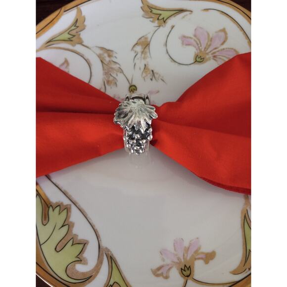 Vintage Felt Lined Silver Plate Napkin Ring Heavily Embossed w/ Leaf and Grapes - Picture 10 of 10